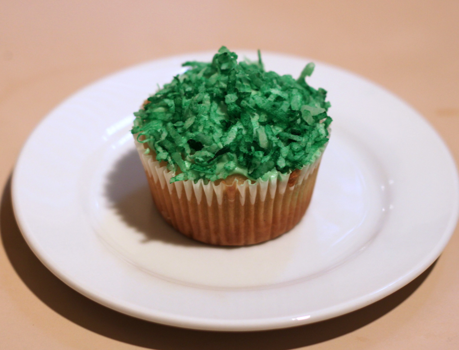 Put green coconut on cupcake