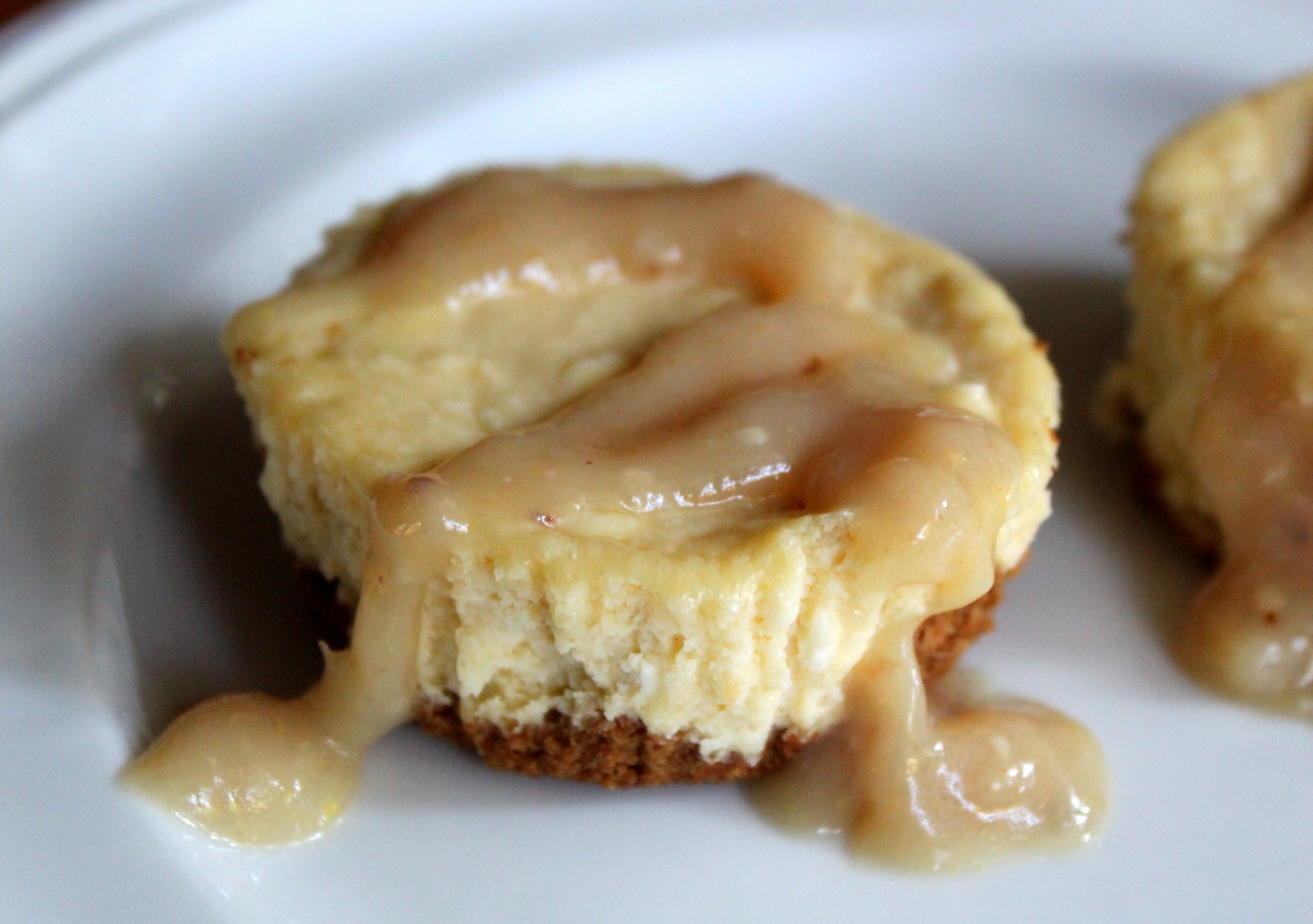 Mini cheesecake with mangosteen pineapple sauce closeup